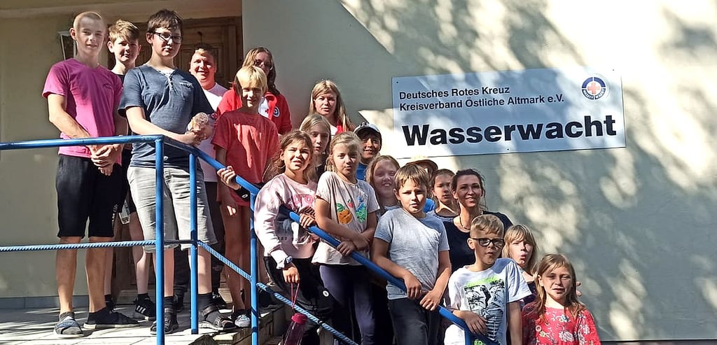 Vor dem Domizil der Wasserwacht des DRK in Havelberg versammelten sich die Teilnehmer für ein Gruppenfoto als Erinnerung an das Zeltlager.