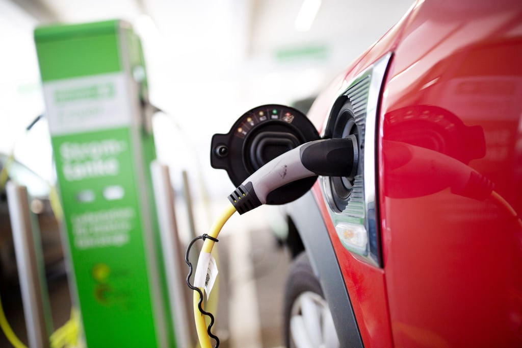 Ein Elektroauto wird an einer Ladestation geladen.