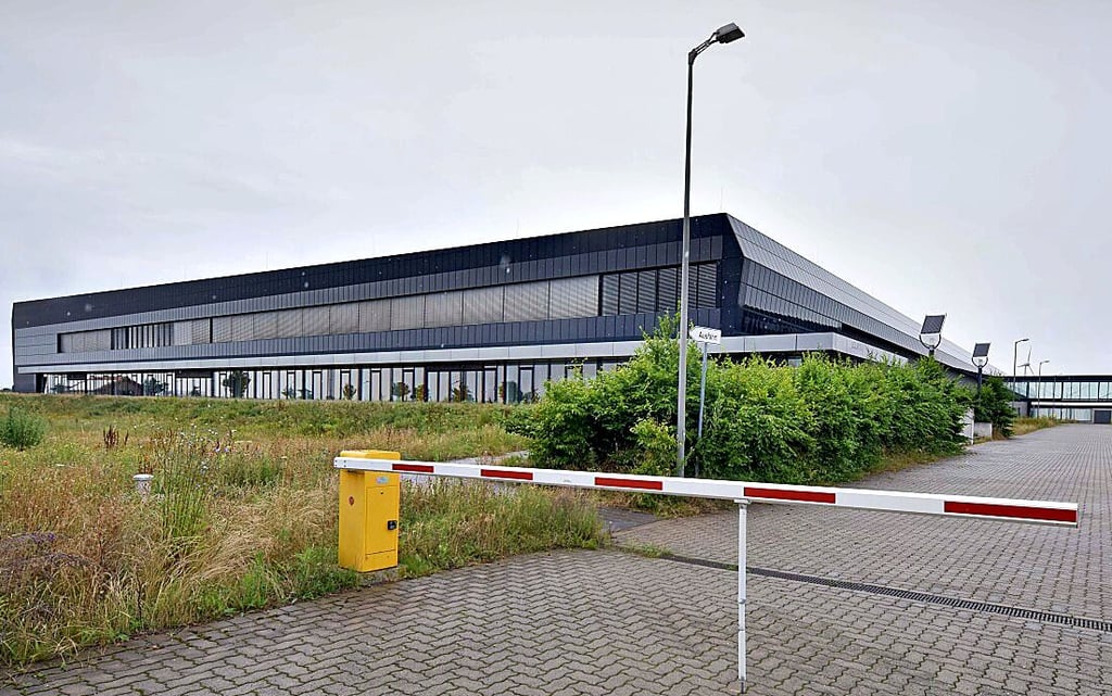 Farasis hat die frühere Produktionshalle des Solarzellen herstellers Solibro gekauft. Mitarbeiter sollen dort die Produktion vorbereiten.
