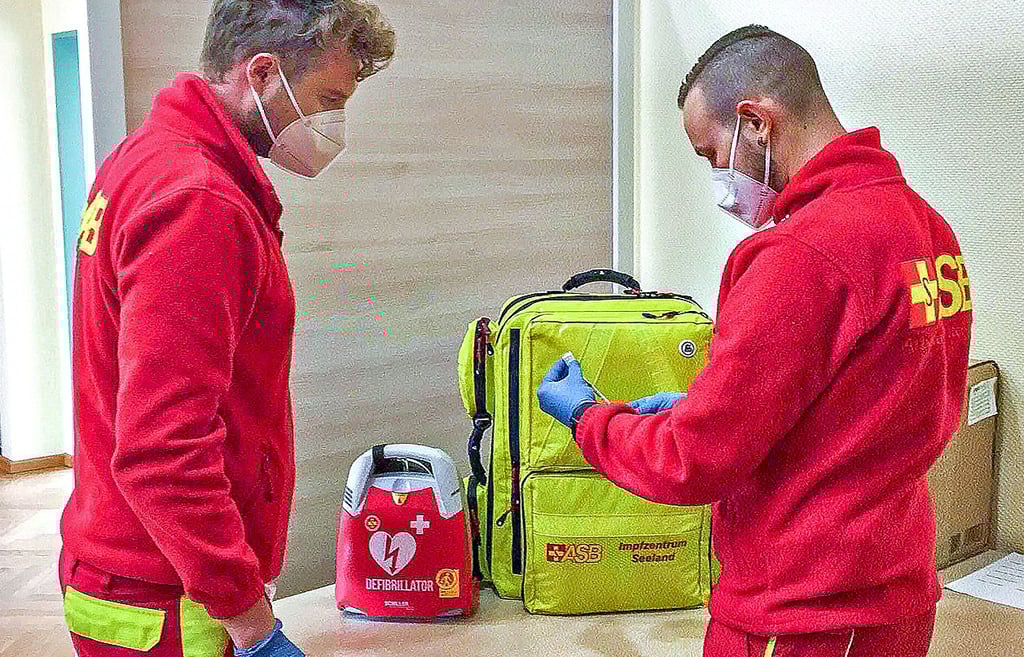 Jos Kienast (li.) und Nico Schmidt vom ASB haben in der Gaterslebener Impfstation mitgeholfen. Nun wird die Station wieder geöffnet.
