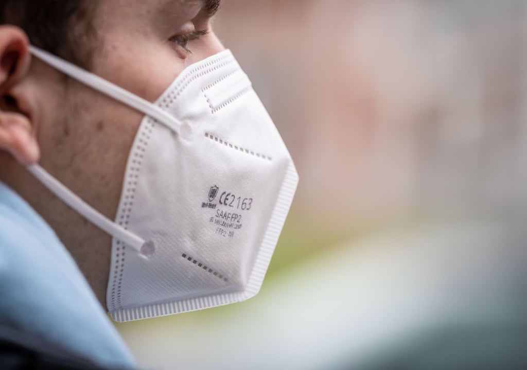 Das Tragen von FFP2-Masken gehört zum Pandemie-Alltag dazu.