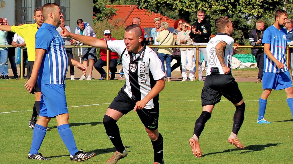 Der SV Bräunrode (schwarz-weiß) spielt auch in der kommenden Spielserie in der Landesklasse gegen den FC Hettstedt.