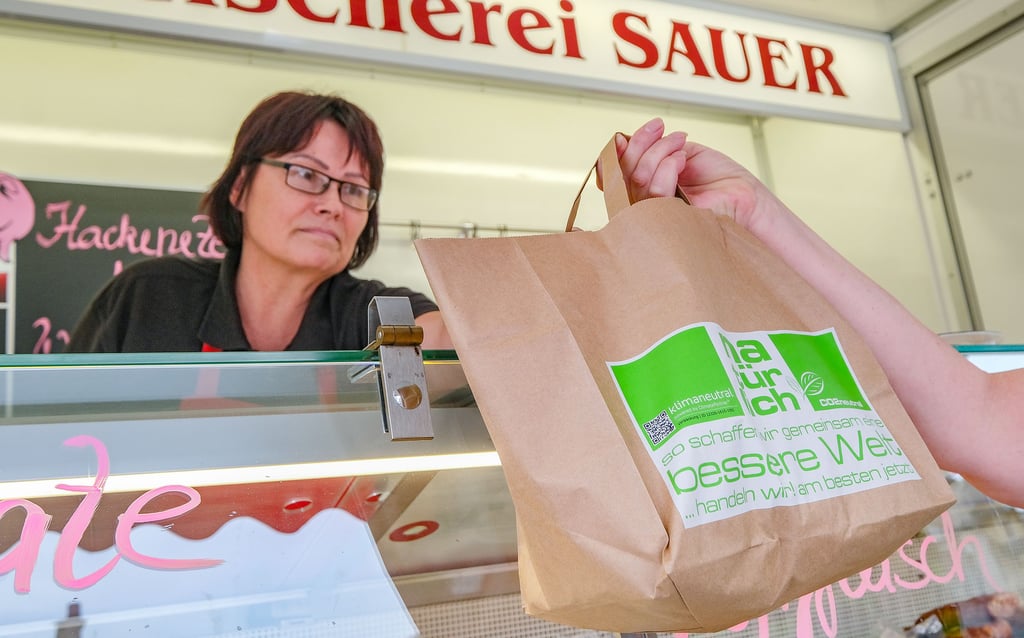 Uta Sauer, Fleischermeisterin aus Burgsdorf bei Eisleben, verkauft ihre Wurstwaren fast nur noch in Papiertüten oder recycelbaren Plastikbeuteln.