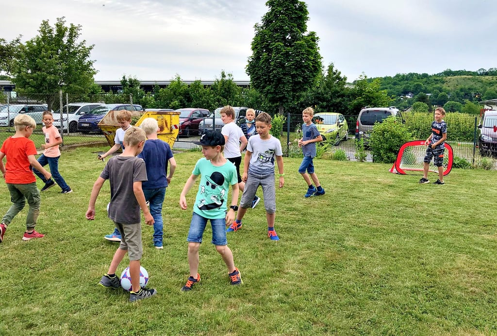 Die neuen Tore aufgestellt, und los geht’s: Die Jungen starten gleich ein Fußballspiel.