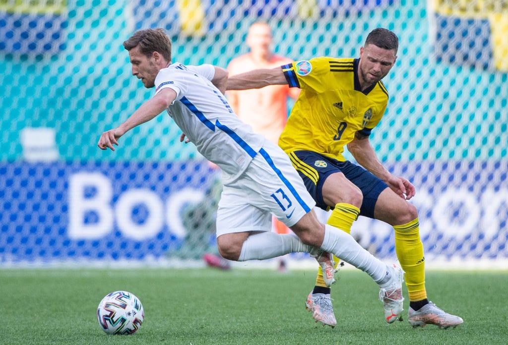 Schwedens Marcus Berg im Zweikampf mit dem Slowaken Patrik Hrosovsky