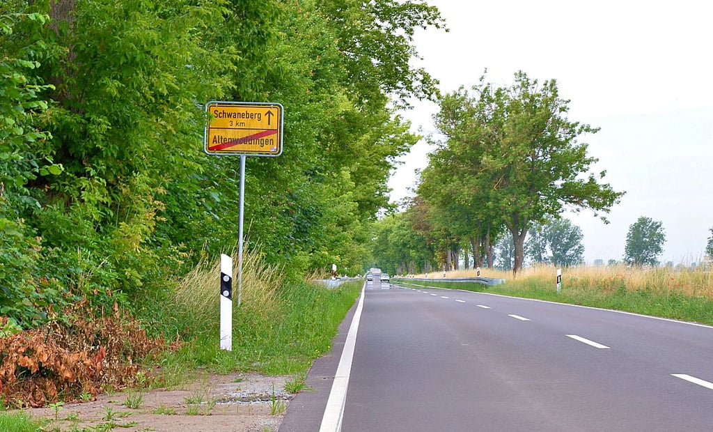 An der Verbindungsstraße zwischen Altenweddingen und Schwaneberg gibt es keinen Radweg, was eine hohe Gefahr für die Radfahrer bedeutet.