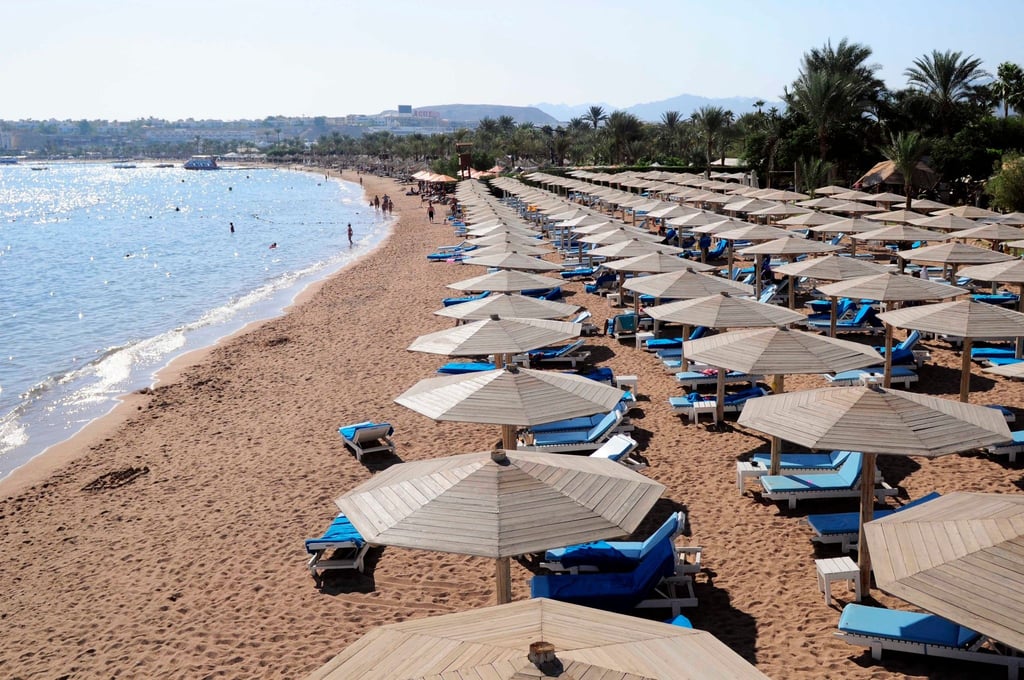 Ein Strand in Sharm el-Sheikh, Ägypten, am Roten Meer.