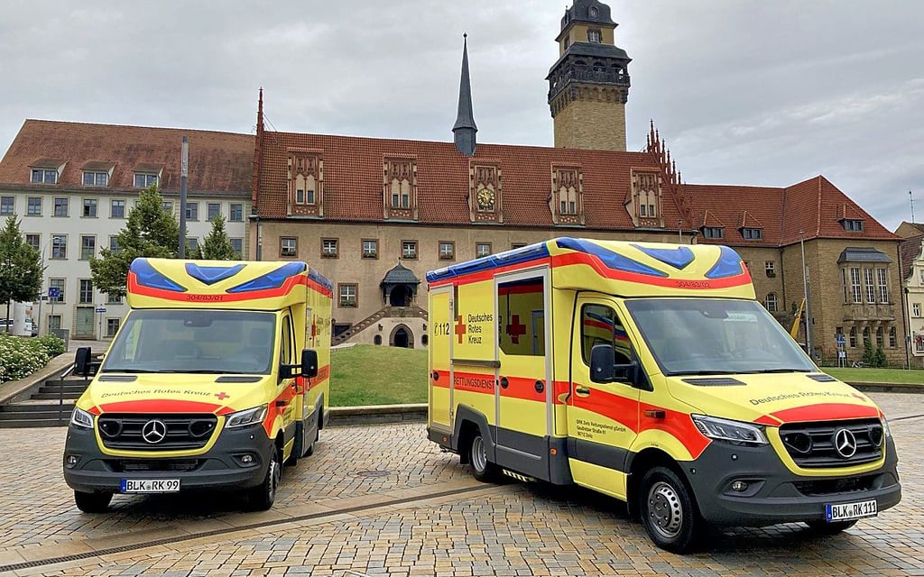 Der Zeitzer DRK präsentiert die neuen Rettungswagen am Altmarkt.