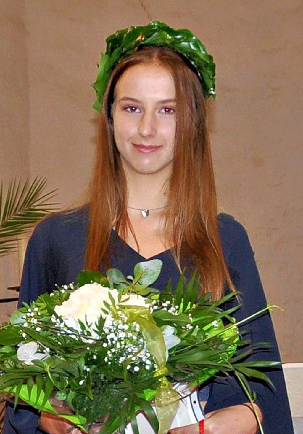 Julia Hewelt gehört zu einem Trio, das das Abitur mit der Traumnote von 1,0 abschloss. Außerdem nahm sie die Auszeichnung als beste Abiturientin im Fach Französisch und im Fach Chemie entgegen.