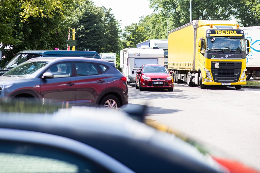 Zahlreiche PKW und LKW sind während der Ferien unterwegs.