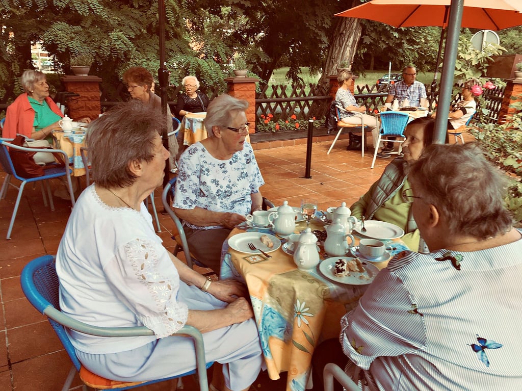 Begehrt sind die Plätze im ?Wirtshaus am Park? in Halberstadt. Nach der langen Zeit der Schließung können sich die Betreiber vor Gästen nicht retten.