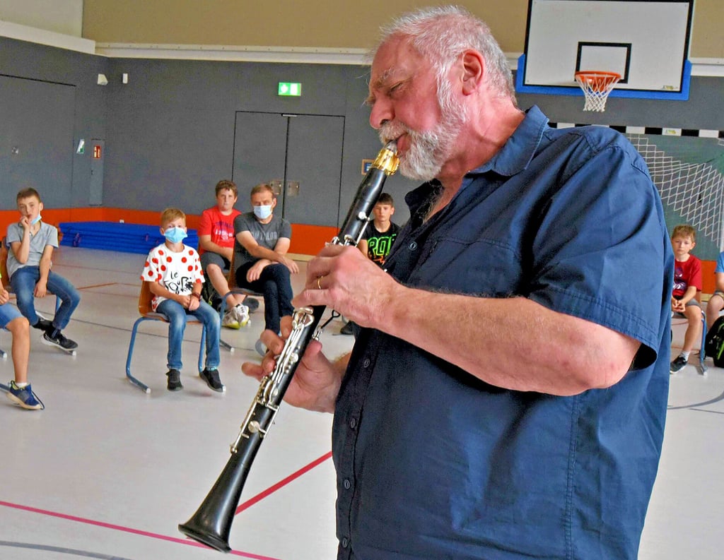 Helmut Eisel lässt seine Klarinette sprechen.