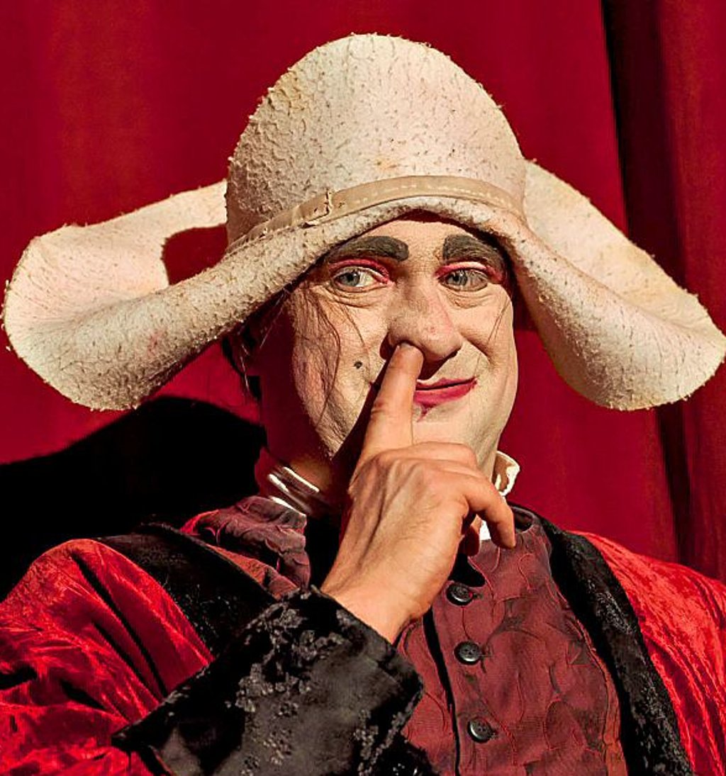 Stephan Masur erscheint in der Rolle und Tradition eines Wunderheilers.