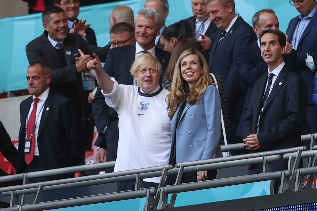 Auch Premierminister Boris Johnson trägt die Three Lions auf der Brust.
