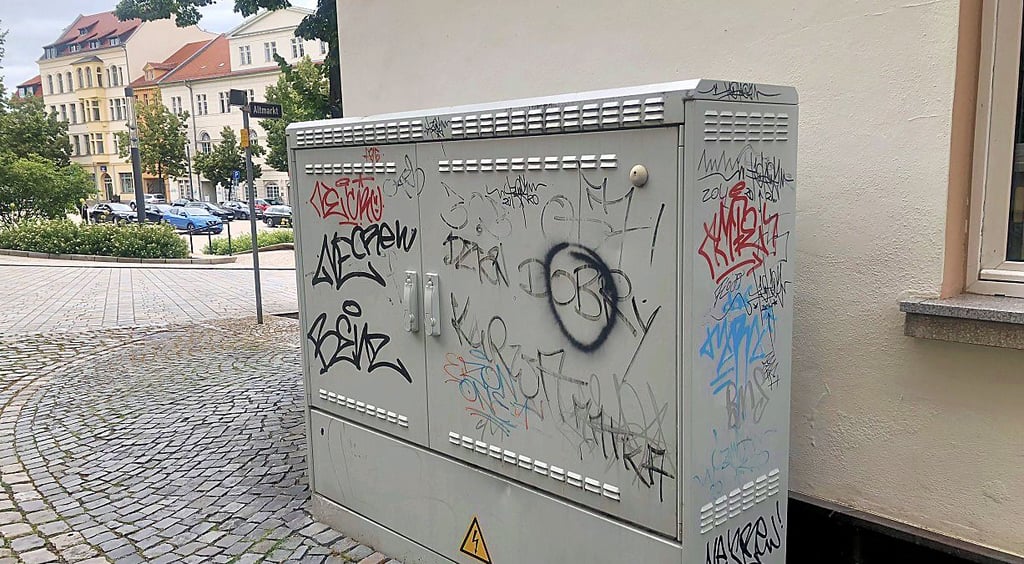 Solche Schmierereien, wie überall in Zeitz, sind Straftaten.