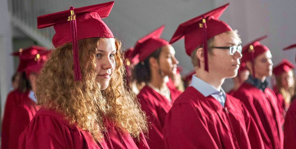 Schüler und Schülerinnen des Internationales Gymnasium Pierre Trudeau warten in der Aula. Hier erhielten sie am Freitag ihre Zeugnisse.