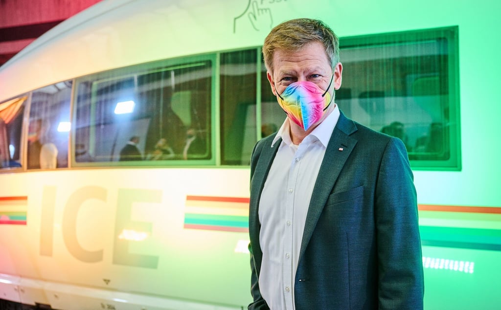 Richard Lutz, Vorsitzender der Deutschen Bahn, vor dem Regenbogen-ICE.