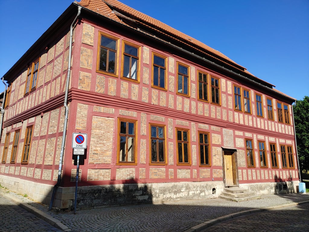 Die Halberstädter Altstadt ist um eine sanierte Fachwerkfassade reicher. Die Arbeiten am Grudenberg 7 sind fast abgeschlossen.