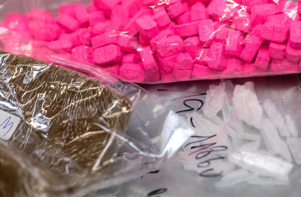 Haschisch (vorne, l), Ecstasy (oben) und Crystal liegen in einem Labor auf einem Tisch.