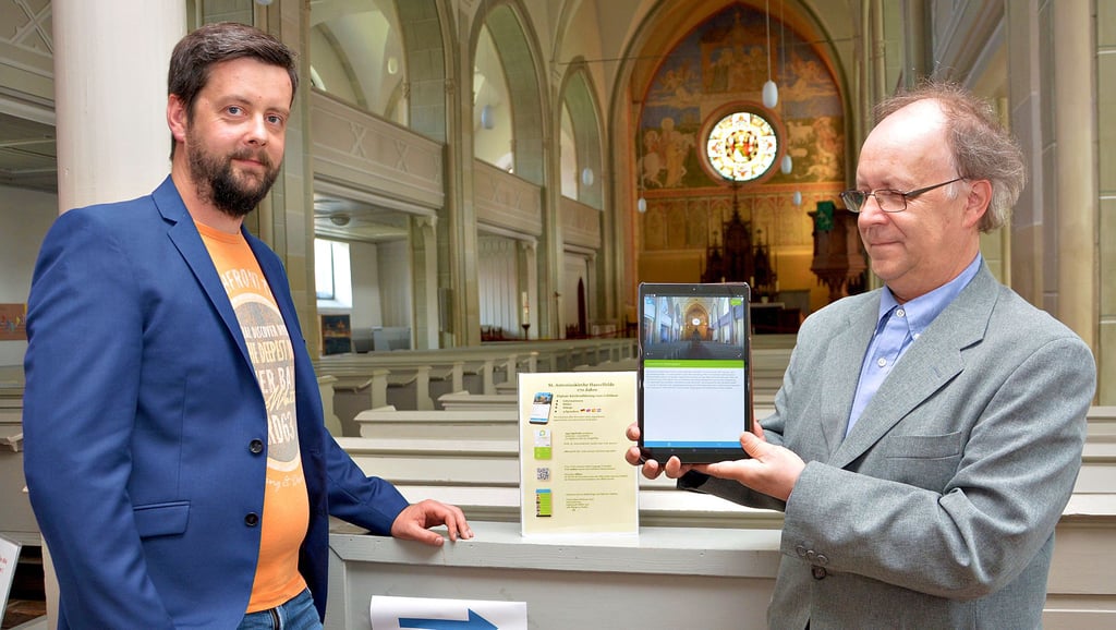 Der frühere Kantor Gottfried Köhler (rechts) hat eine digitale Führung für die St. Antonius-Kirche in Hasselfelde erarbeitet. Das Angebot sei unkompliziert in der Handhabung, sagt Pfarrer Karsten Höpting (links).