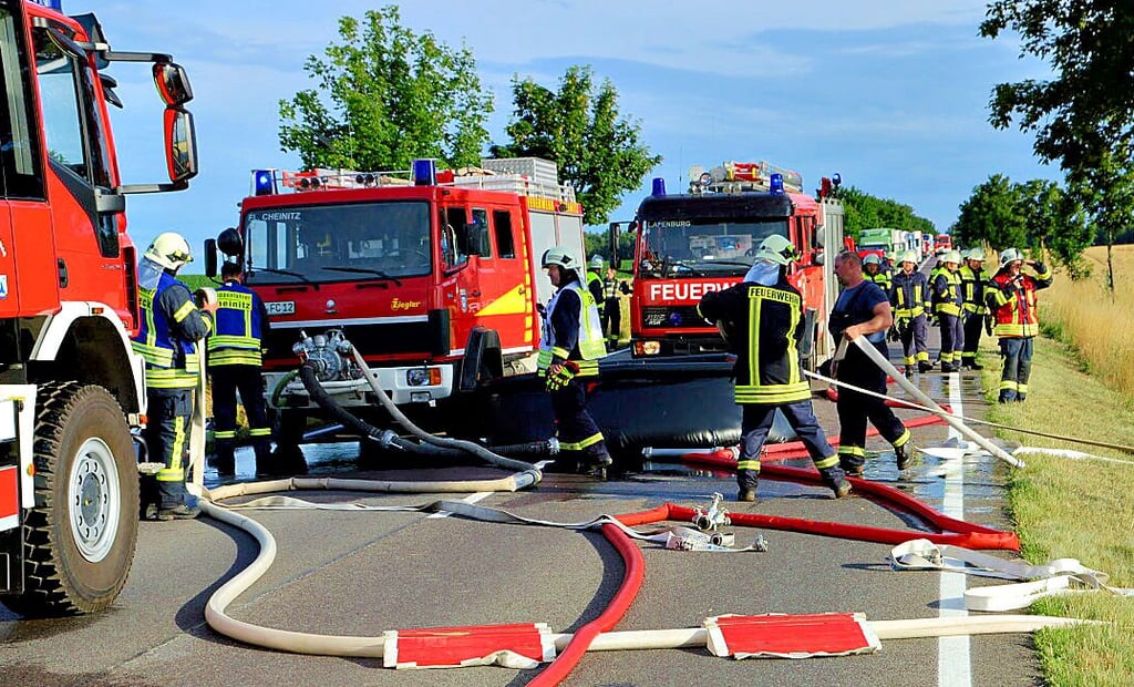 Während der Löscharbeiten nutzten die Feuerwehren die Bundestraße als Aufstellfläche für den Einsatz.