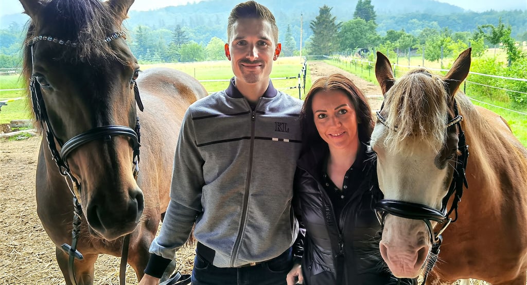 Steffen Hermann und Katja Husung mit ihren Pferden Laetitia (links) und Easy White Socks R'vom Renneberg (rechts). Die beiden Unternehmer aus Wernigerode planen ein Feriendorf mit bis zu 50 Häusern und einen Aktivstall für Pferde an der Stukenbreite in Blankenburg.
