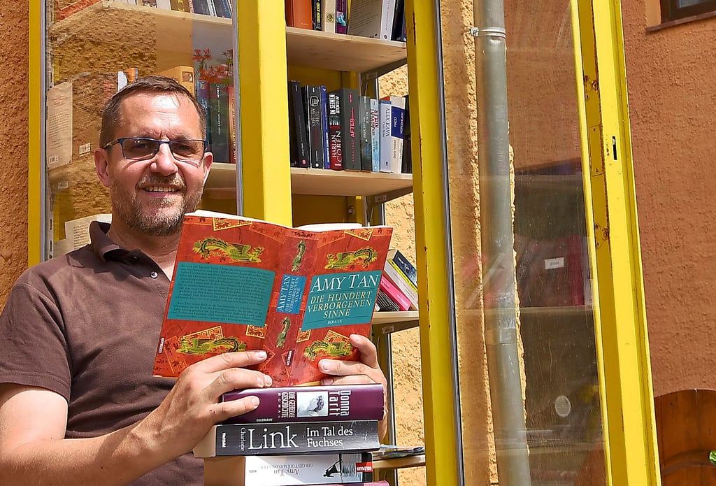 Eine Büchertelefonzelle für seinen Museumshof wollte Torsten Winger schon länger haben. Jetzt steht das Häuschen.