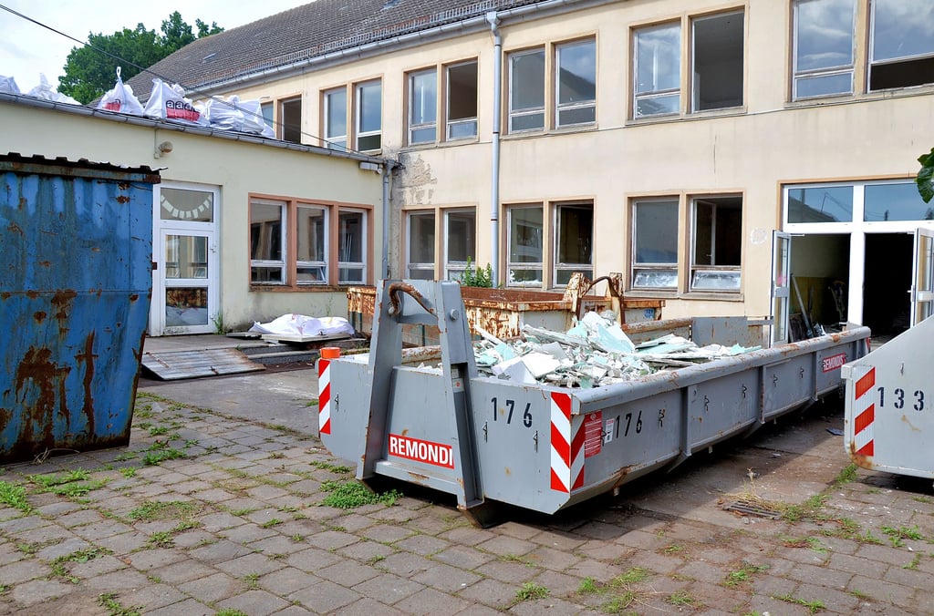 Im Rahmen der Sanierung der Grundschule in Altenweddingen wird zurzeit das alte Gebäude entkernt und die Schadstoffe, die dabei anfallen, werden entsorgt.