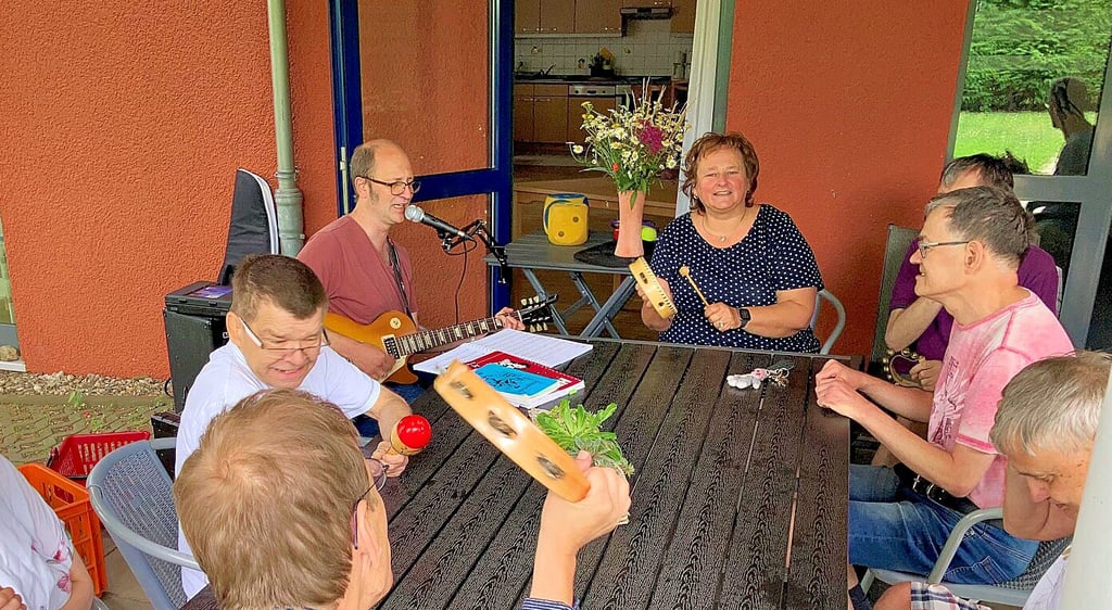Gesangslehrer Kai Bonitz und Wohnbereichsleiterin Monik Zuckschwert musizieren mit Bewohnern des Heimes am Mägdegrund.