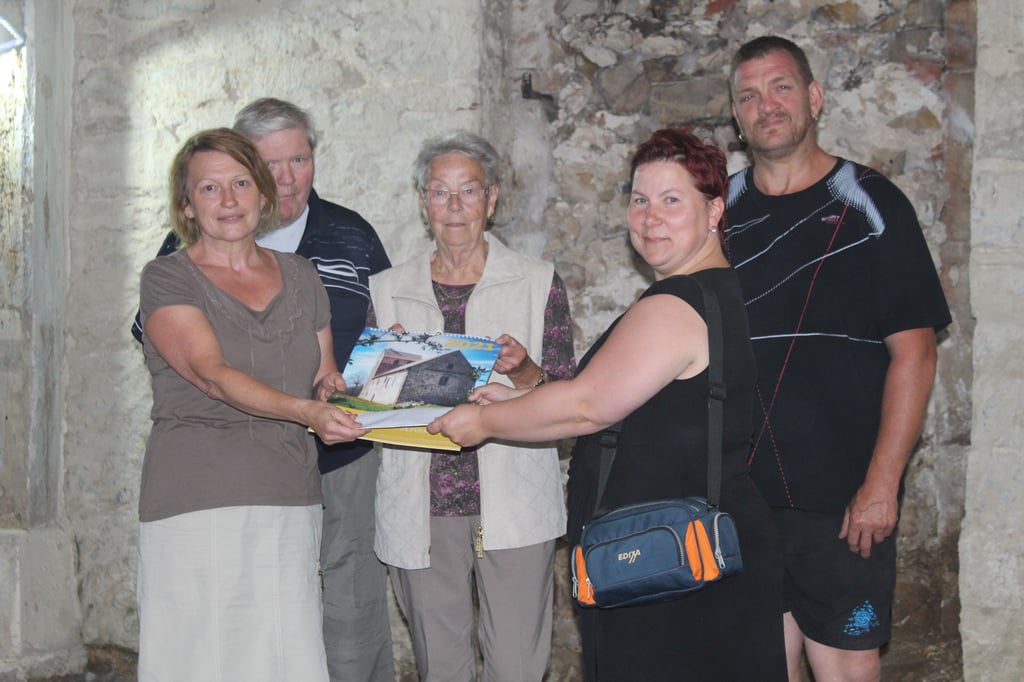 Susanne Eberhardt (r.) überreicht die Spende aus der Kalenderaktion 2021 für die geplante Sanierung der Kirchenbänke der Schwanefelder Kirche vor Wolfgang Towara, Charlotte Winkelmann und Ortsbürgermeister Holger Funke an Margit Iftiger.