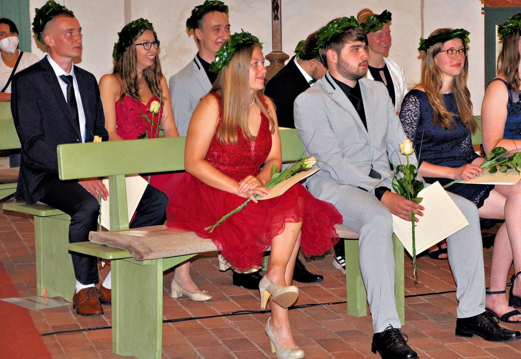 Stolze Abiturienten: Zu den Zeugnissen erhielten die feierlich gekleideten jungen Frauen und Männer traditionell die Eichenkränze.