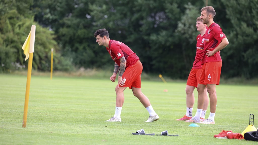 Aaron Herzog (l.) spielt beim Halleschen FC für einen Vertrag vor.