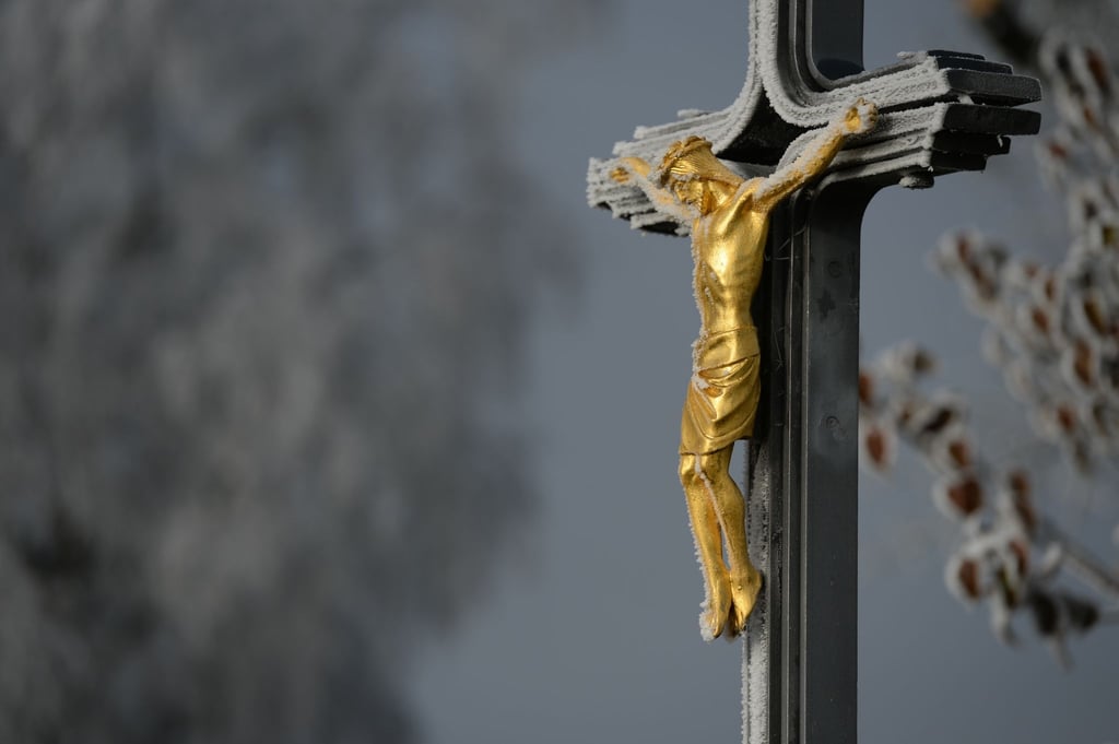 Frost überzieht ein Wegekreuz.