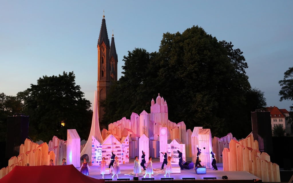 Jacques Offenbachs Operette "Pariser Leben" auf der Bühne bei den Festspielen in Neustrelitz.
