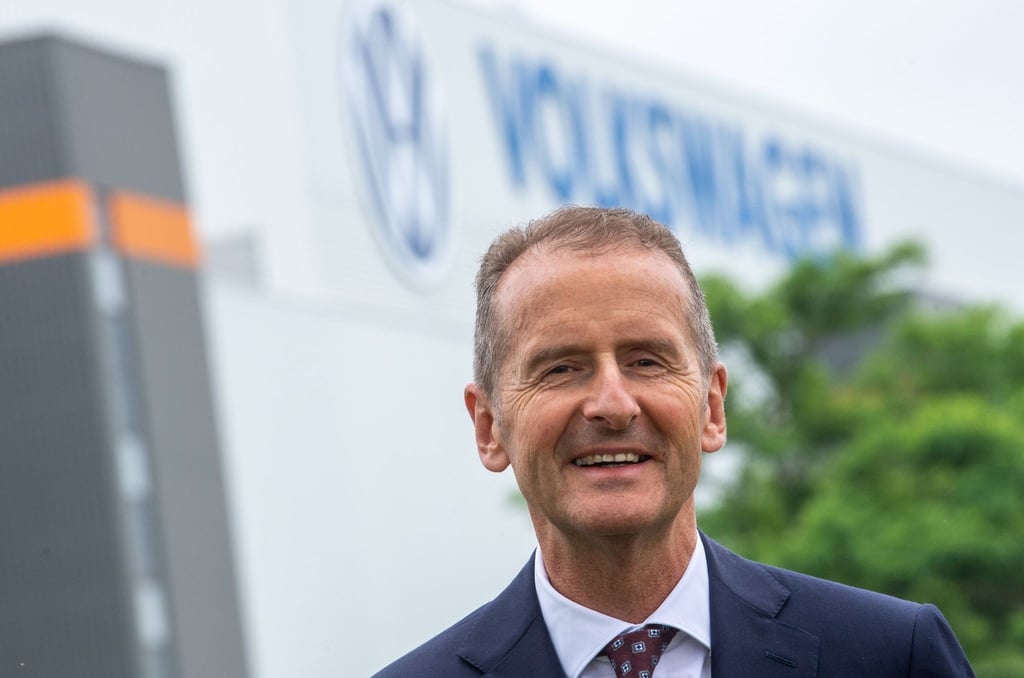 Herbert Diess, VW-Konzernchef, vor dem Werk von Volkswagen in Zwickau.
