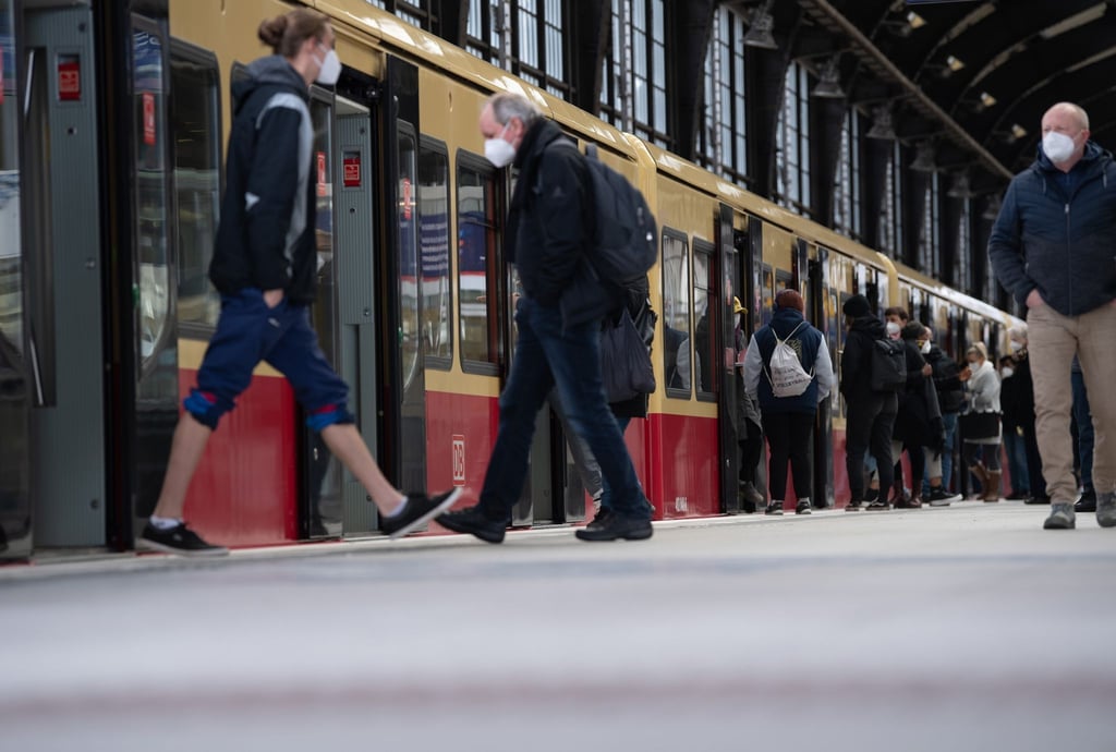 Passagiere steigen in eine S-Bahn.