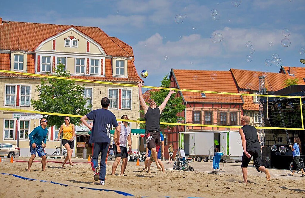 2019 hieß es noch ?Beach am Markt?, jetzt wird am nächsten Wochenende ?Beach an der Jugendherberge? daraus.