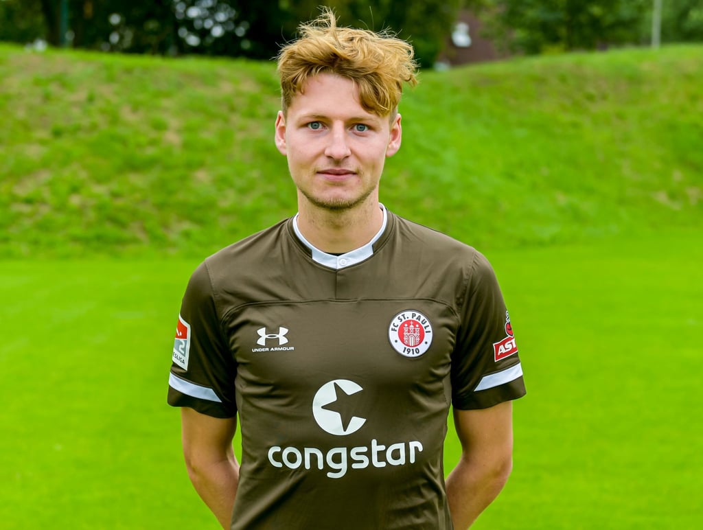 Innenverteidiger Marc Hornschuh steht auf dem Rasen.