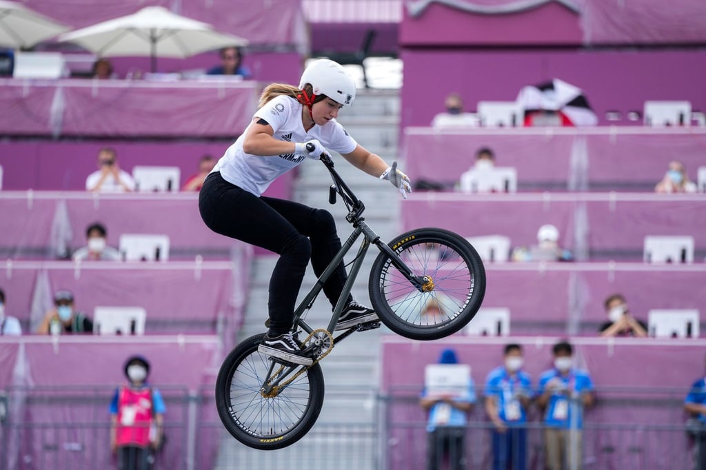 Lara Lessmann auf ihrem BMX-Rad.