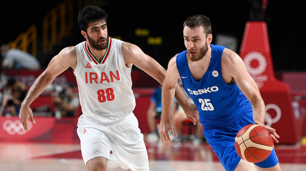 Behnam Yakhchali (l.) beim olympischen Basketball-Turnier für den Iran gegen Tschechien.