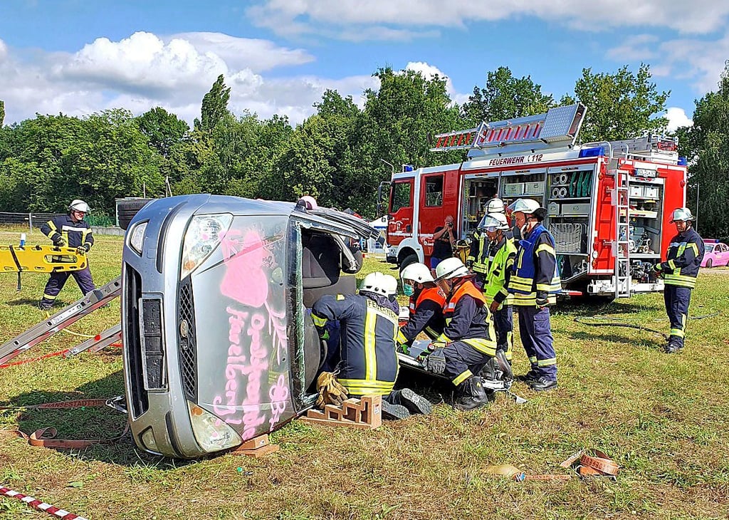 Die Havelberger Feuerwehr leistete mit einer Übung auf dem Festgelände ihren Beitrag zum Gelingen des 5. Opeltreffens im Mühlenholz.