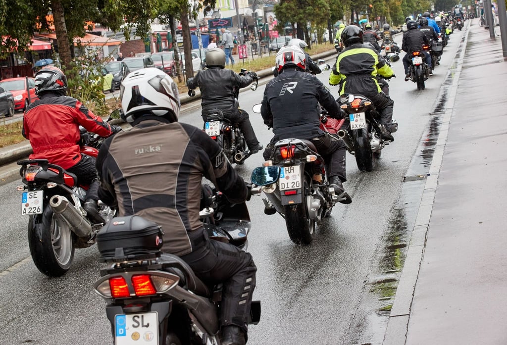 Zahlreiche Motorradfahrer fahren bei Regen auf der Reeperbahn in St. Pauli.