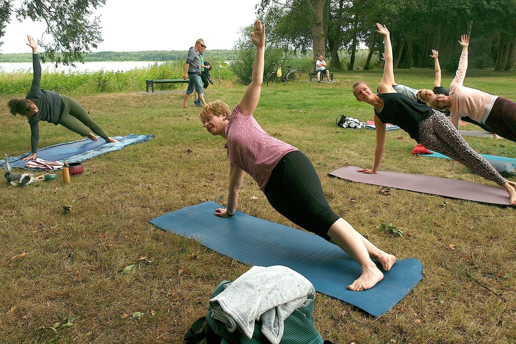Mit Yoga-Lehrerin Rebecca Scheller (links) praktizierten die Teilnehmerinnen Hatha-Vinyasa-Yoga auf der Bleiche direkt am Seeufer. Dabei waren Körperspannung und Gelenkigkeit stark gefragt. Andere Gäste gingen lieber spazieren.