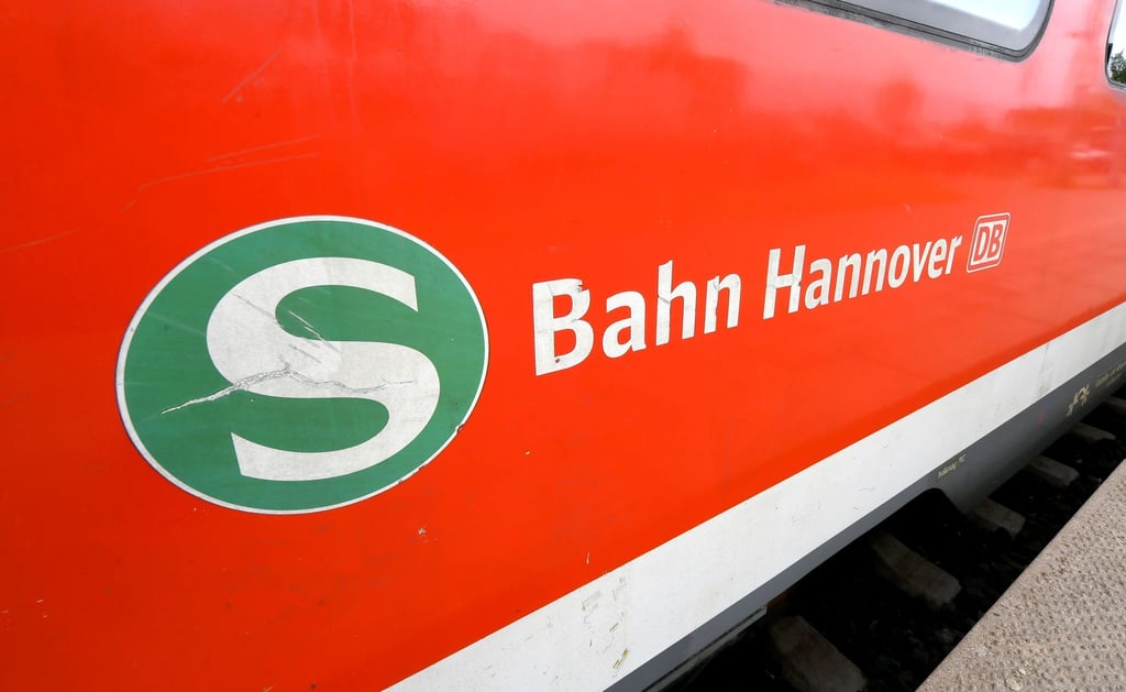 Ein S-Bahn-Zug steht am Bahnsteig.