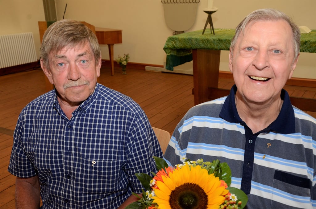 Reinhard Bürger (links) und Siegmund Heyme haben für ihre jahrzehntelange Arbeit mit alkoholabhängigen Menschen in Haldensleben das Kronenkreuz der Diakonie bekommen.