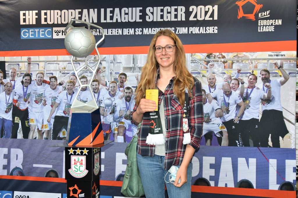Zur Impfung am Sonntag in der Getec-Arena gab es als Draufgabe einen Fan-Schal und ein Pokal-Foto.