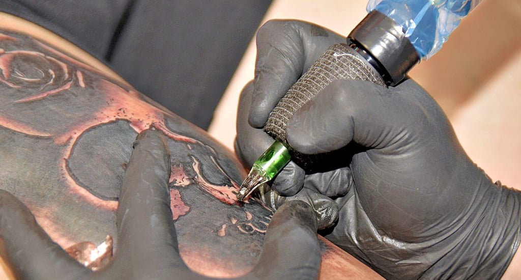 Die Tattoos wurden vor den Zuschauer-Augen gestochen.
