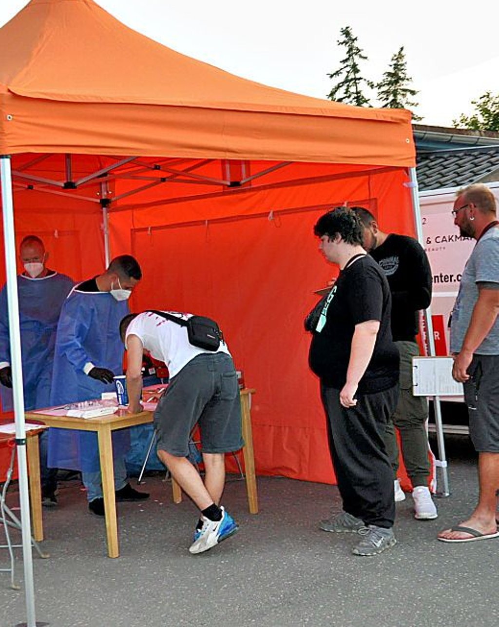 Ohne Corona-Test, -Impf- oder
-Genesungs-Nachweis keine abendliche Party. Die Teststation aus Halle hatte gut zu tun.