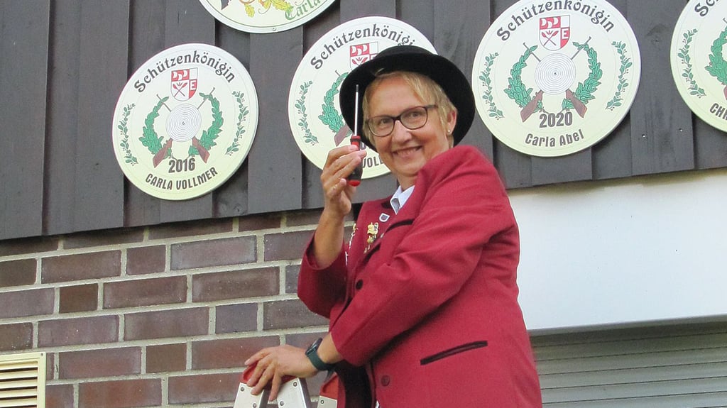 Die Verspätung machte ihr nichts aus, Carla Abel hat den Schraubendreher ebenso gut im Griff wie ihre Sportwaffe.