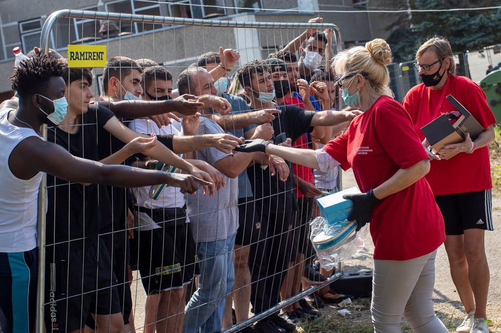 Migranten hinter dem Zaun eines Flüchtlingslagers im litauischen Verebiejai.